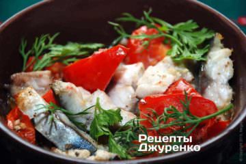 Запеченная скумбрия с помидорами