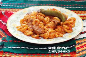 Куриные потрошки в соусе с пастой