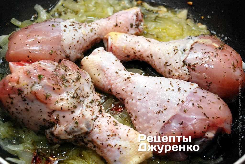 Выложить в соус курицу.