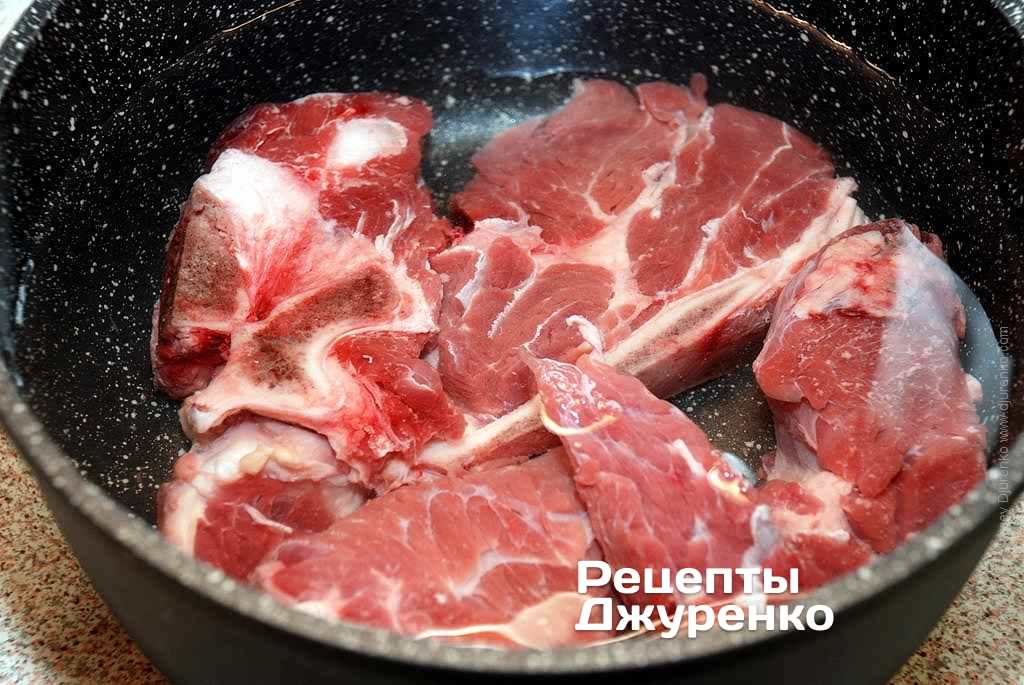 Варить мясо, пока не получится крепкий бульон.