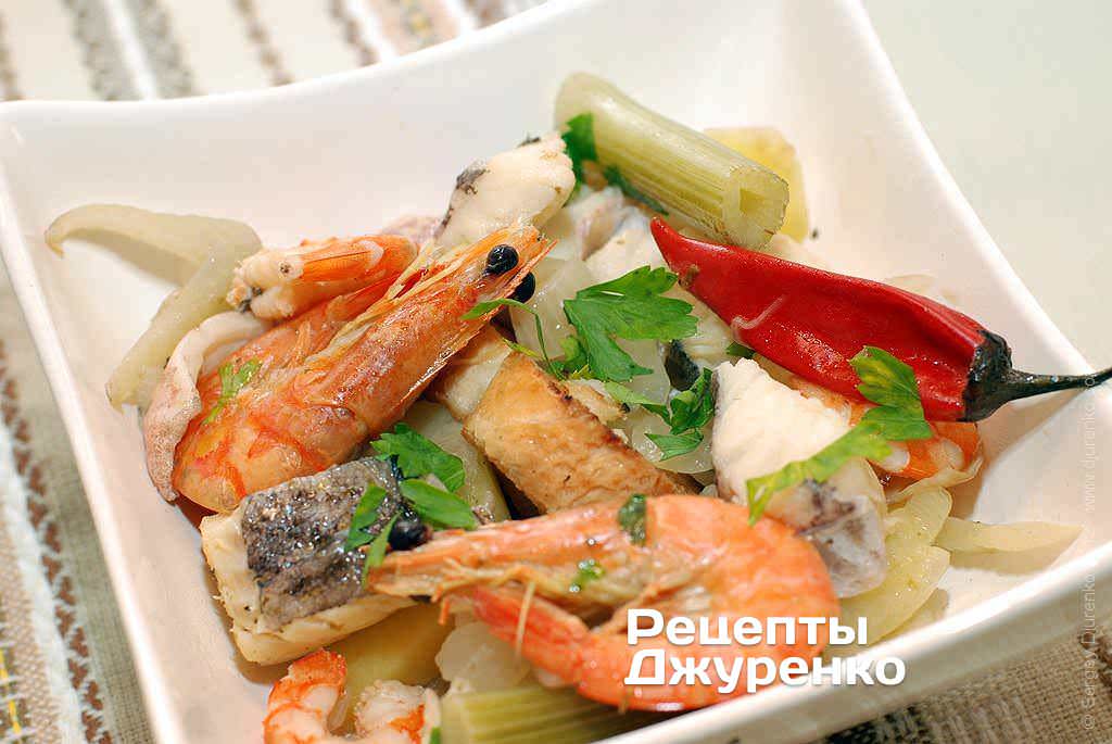 Положить в тарелку гренку, рыбу и овощи.
