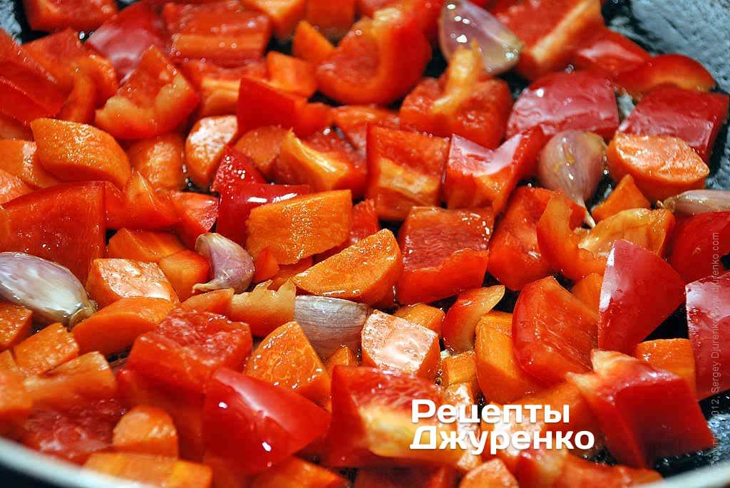 Жареный перец, жареный болгарский перец, сладкий перецДодати і обсмажити нарізаний солодкий перець.