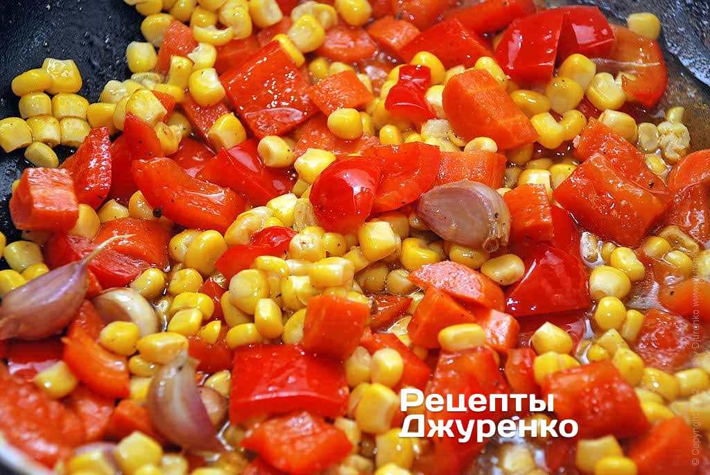 Добавить консервированную кукурузу и тушить овощи под крышкой.