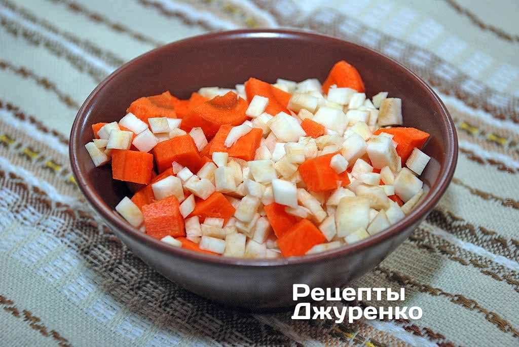 Овощи нарезать кубиками.