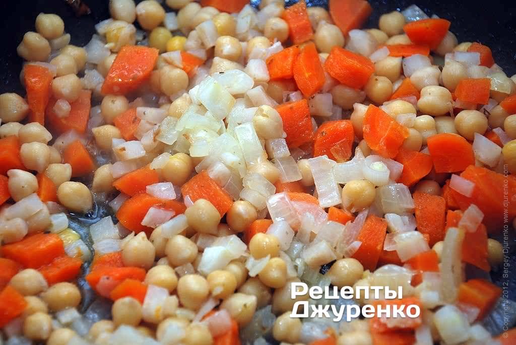 Обсмажити цибулю на вершковому маслі. Додати варені овочі.
