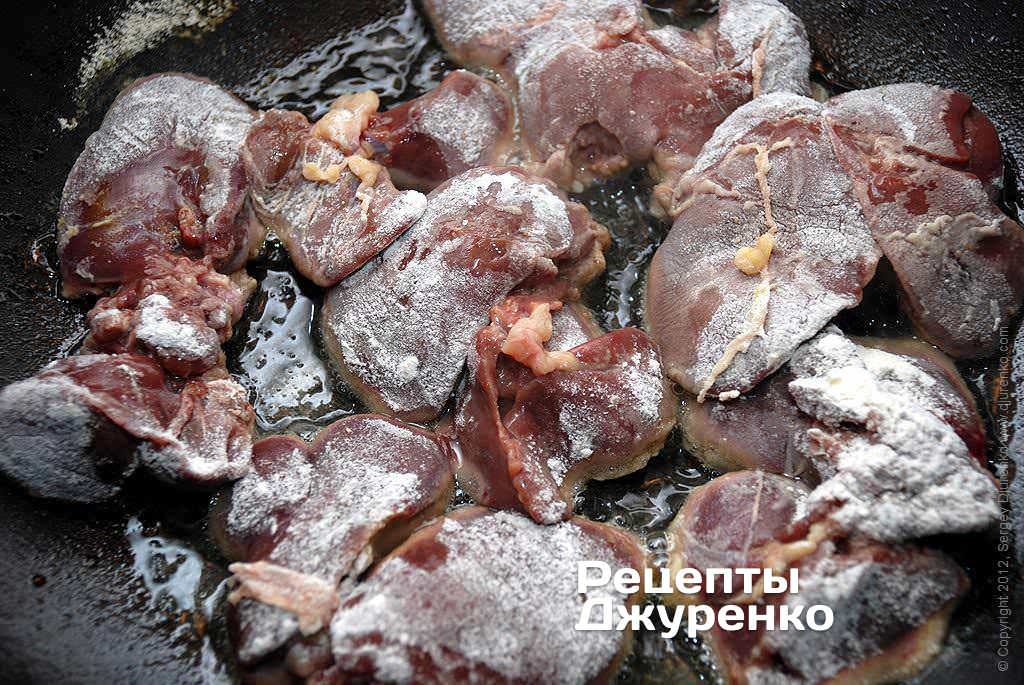 Печень после жарки. Прожаренная печень. Белый налет на вяленом мясе. Печень в муке готовая. Замороженная куриная печень серая.