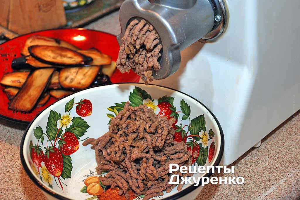 Печень измельчить мясорубкой.