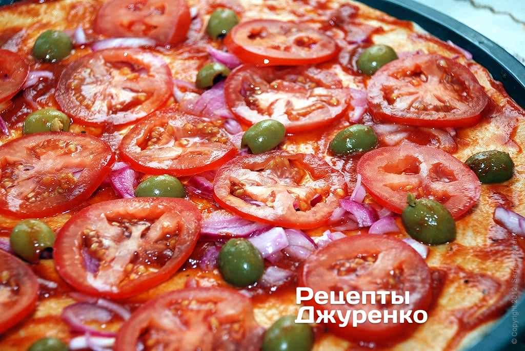 Разложить помидоры. маринованный лук и оливки.
