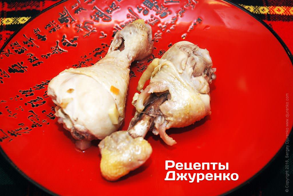 Куски курицы охладить.