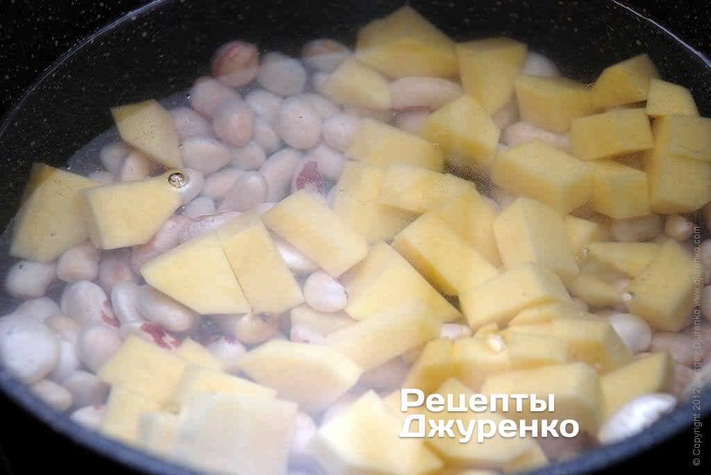 Добавить в суп картофель, нарезанный кубиками.