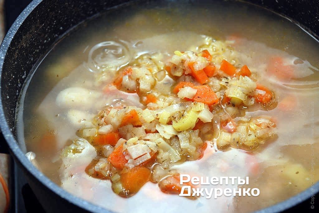 Додати тушковані овочі в томатний суп з квасолею.