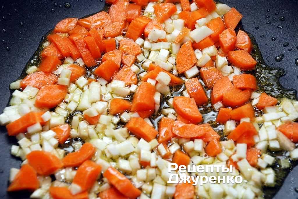 Обжарить нарезанные овощи на оливковом масле.