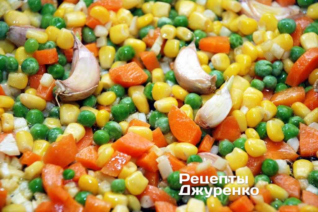 Додати зелений горошок і консервовану кукурудзу.