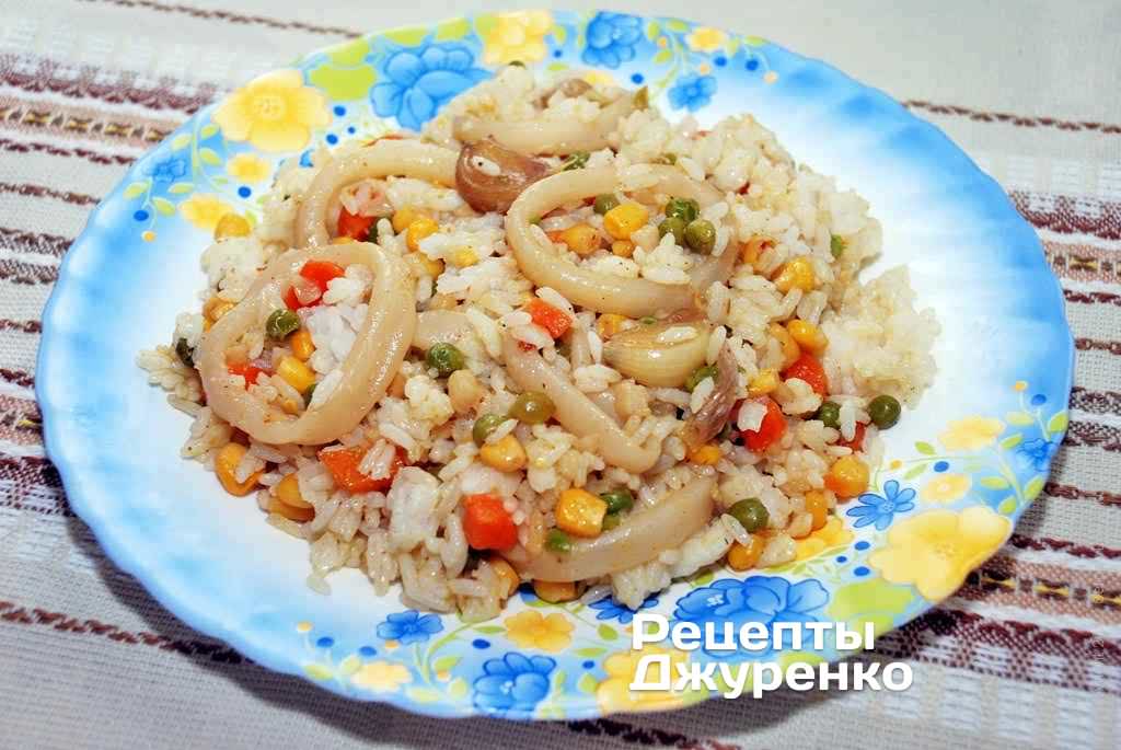 Кальмари з рисом, овочами та кукурудзою — відмінний гарні