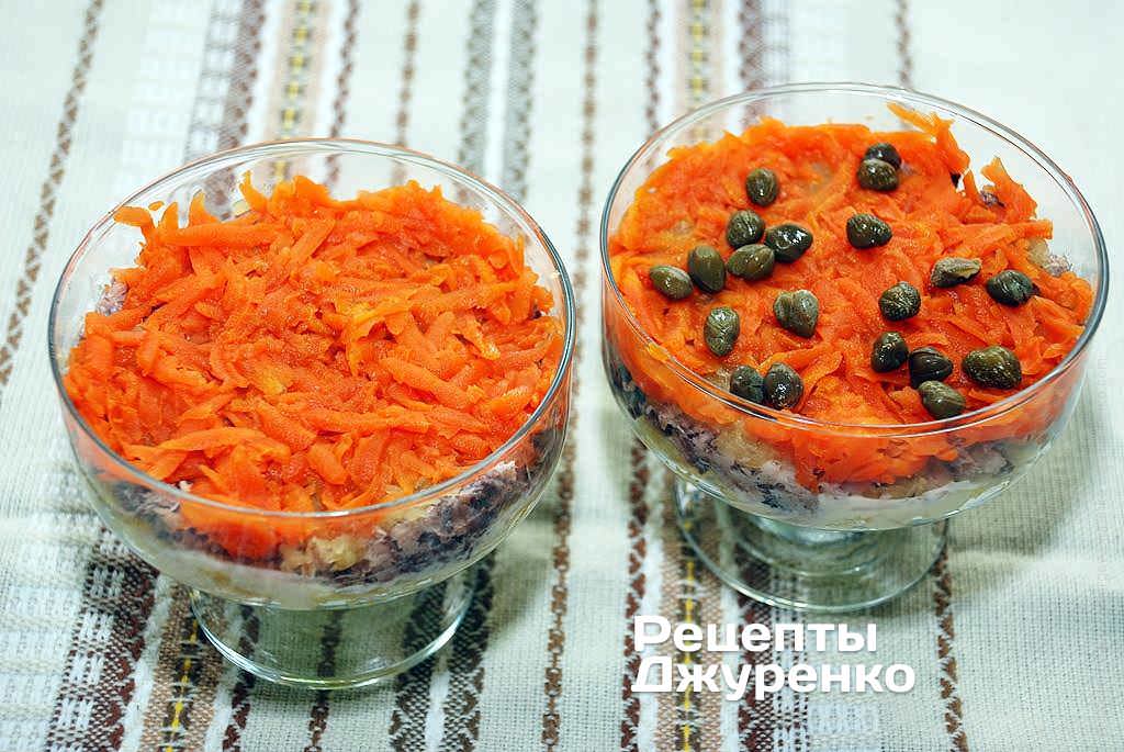 Натерти на звичайну тертку моркву, викласти і розрівняти.