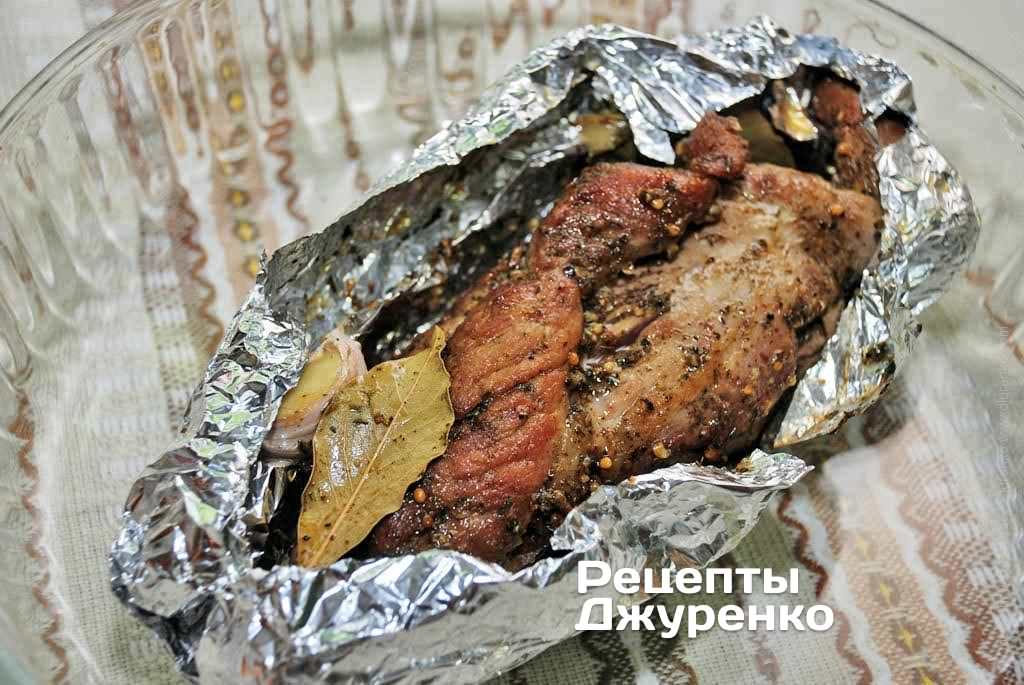 Мясо в духовке рецепт говядина фольге. Мясо запеченное в фольге. Запечённое мясо в духовке в фольге. Запечённая свинина в духовке в фольге куском. Кусок мяса в духовке в фольге.