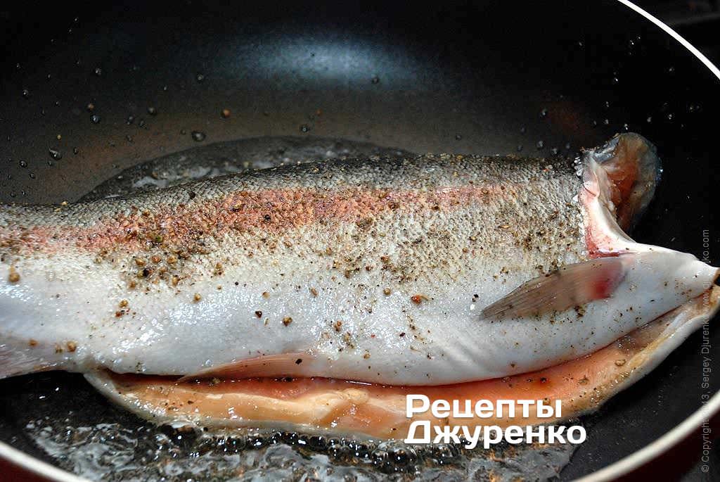 Стейк форели на сковороде вкусный рецепт. Форель Радужная стейк. Форель Радужная жареная. Форель ручьевая жареная. Какиприготовить форель.