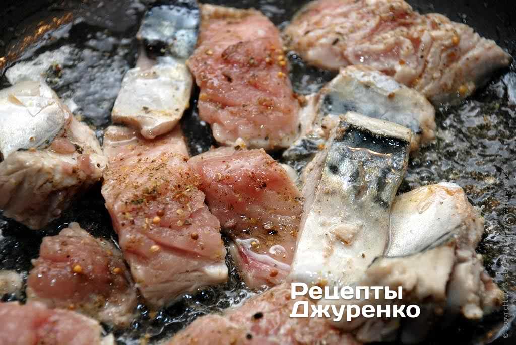 Обжарить скумбрию.