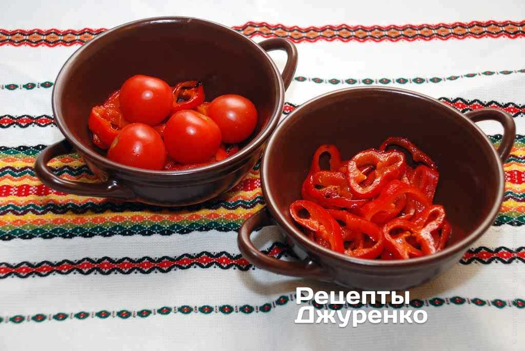 Керамічні форми злегка змастити олією і викласти в них обсмажений червоний перець. і цілі помідори «чері».