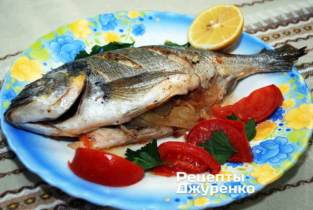 Готова страва Дорадо в духовці з томатами — добра печена риба