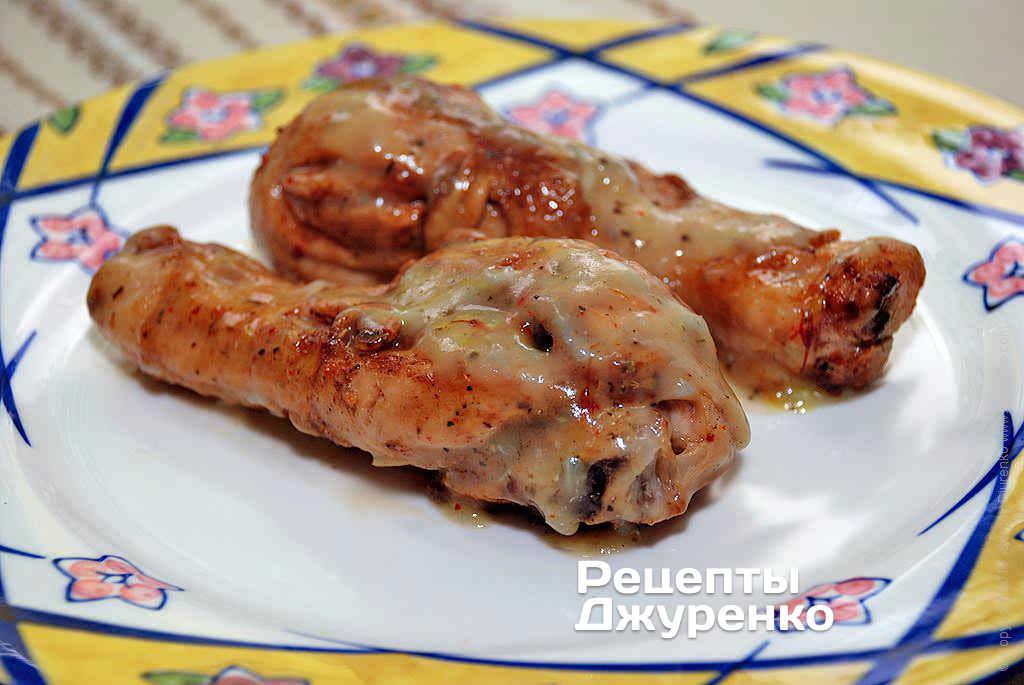 Курица с соусом — куриные ножки в соусе из вина, чеснока и специй