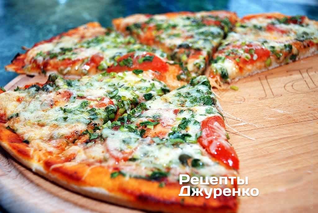Готова страва Піца з цибулею — начинка з пером зеленої цибулі