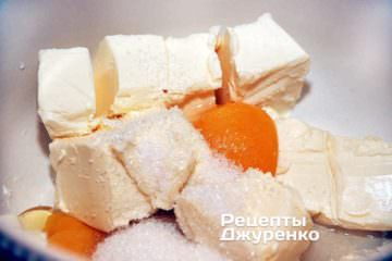 Смешать масло, ванилин и сахар затем добавить яйца.