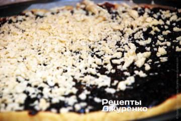 Натереть тесто, и посыпать им варенье равномерным слоем.