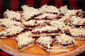 Это печенье из песочного теста — тертый пирог со смородиновым вареньем.
