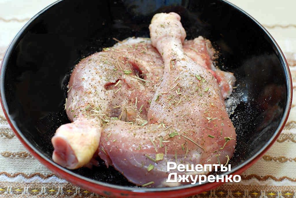 Жарка курицы в казане. Разморозить целиком курицу. Куриные окорочка в казане. Плесень на курице жареной.