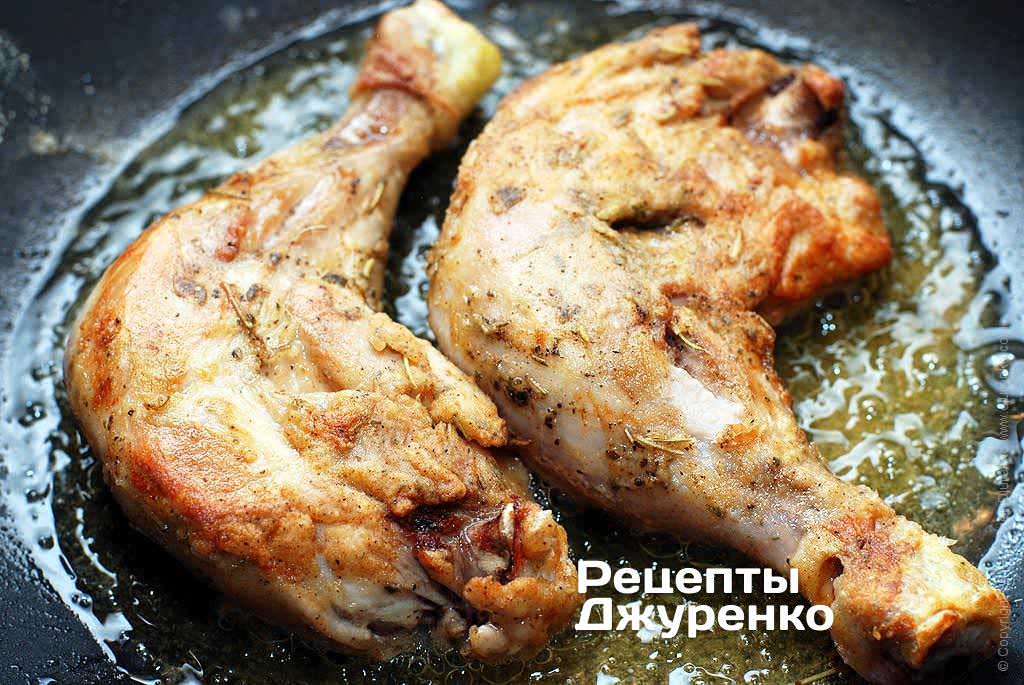 Сколько времени жарить ножки на сковороде. Окорочка жареные. Окорочок куриный жареный. Куриная нога жареная. Жареные окорочка с хрустящей корочкой.