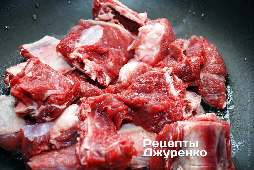 Выложить куски мяса в сотейник и обжаривать на среднем огне в течение 10 минут.