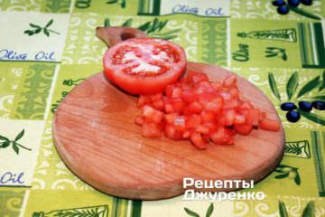Мякоть помидоры нарезать некрупными кубиками.