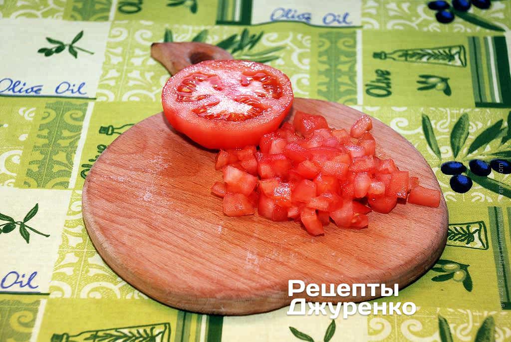 Мякоть помидоры нарезать некрупными кубиками.