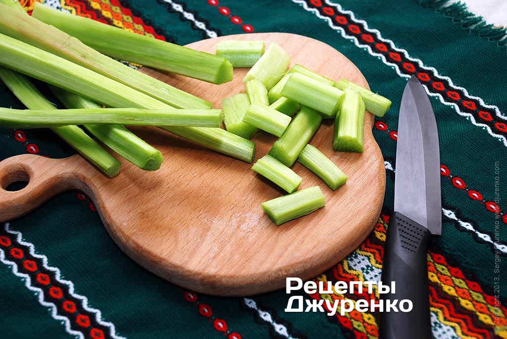 Очищенные черешки нарезать на кусочки, длиной 3-4 см.