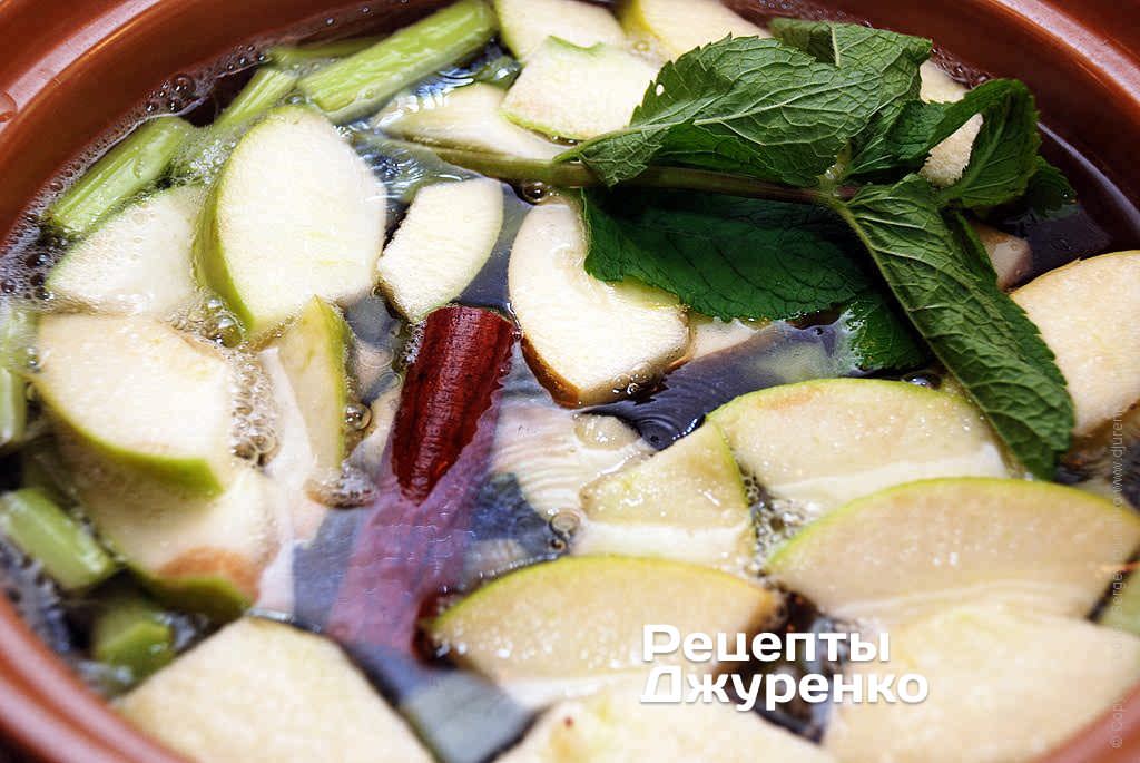 Бросить в кипящую воду нарезанный ревень и яблоко. Добавить веточку свежей мяты и сахар по вкусу.