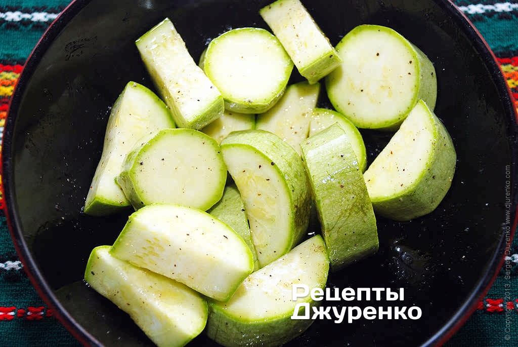 Нарезанный кабачок.