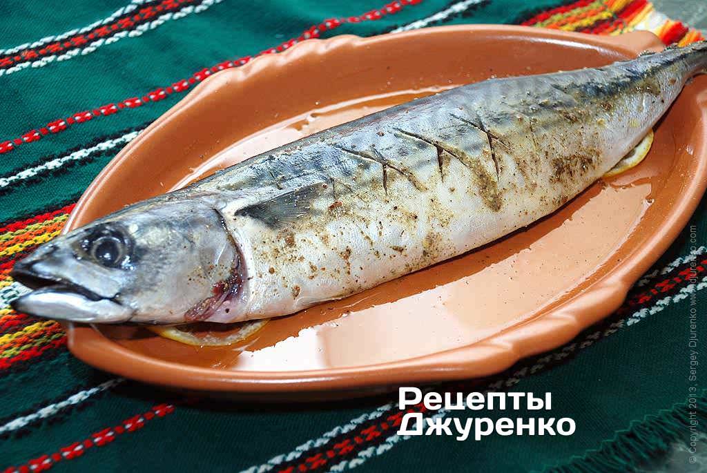 Укласти рибу на кружечки лимона.