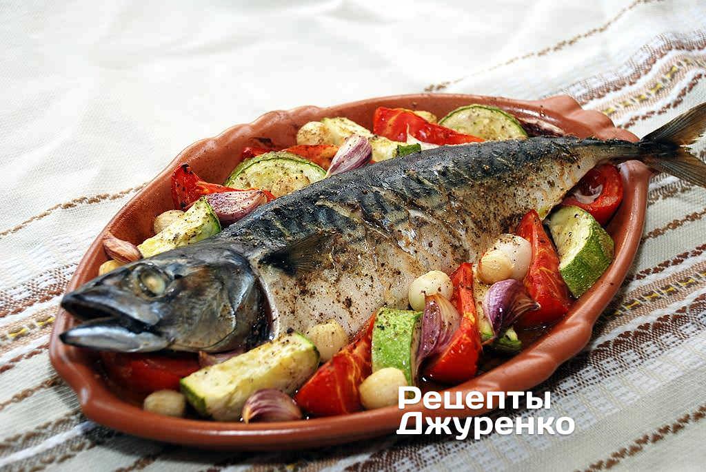Перекласти рибу та овочі на тарілку.