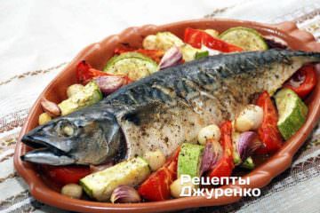 Скумбрія запечена з овочами на плато