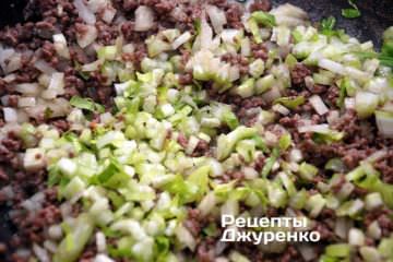 Шаг 2: Добавить лук, черешковый сельдерей и чеснок к фаршу и продолжать обжаривать