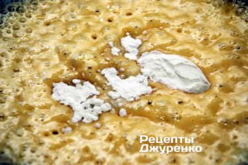 Шаг 5: Как только масло растопится и начнет пузыриться, добавить 1-1.5 полные с горкой ложки муки
