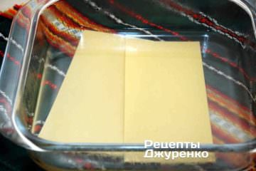 Трохи подумавши, я вирішив листочки лазаньї намочити у гарячій воді на кілька хвилин.