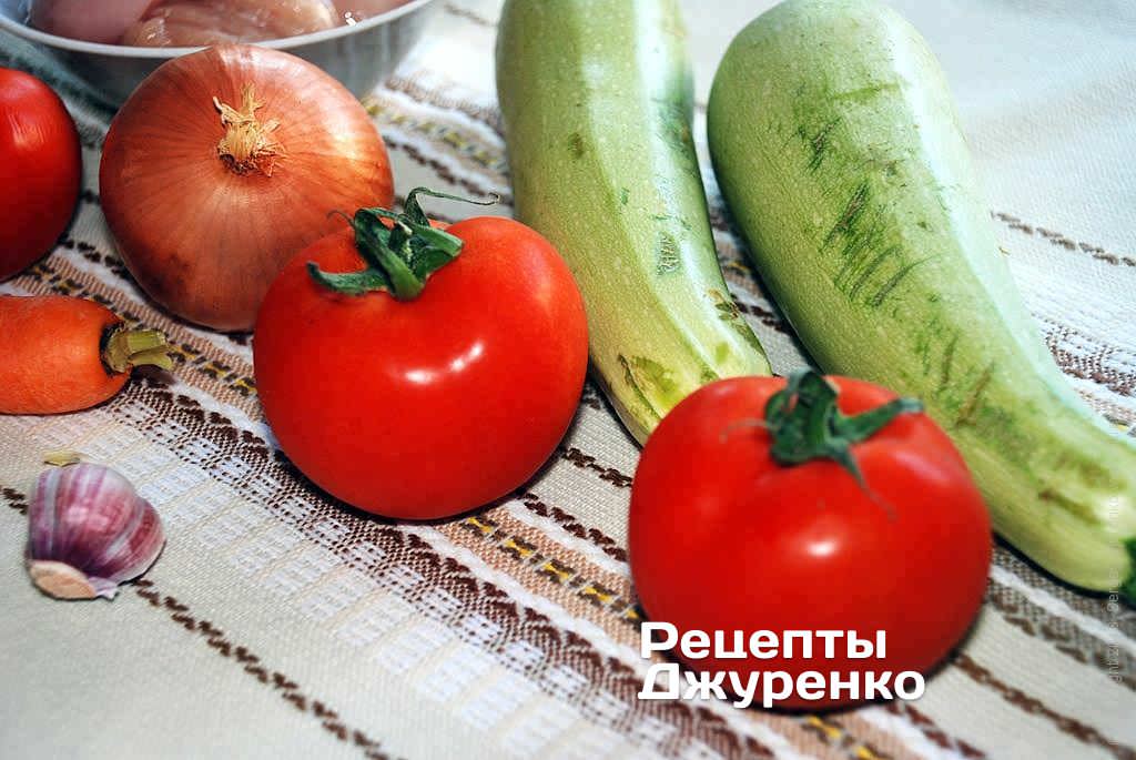 Для супа мы решили приготовить куриное филе и кабачки. И очень спелые помидоры.