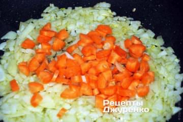 Добавить в сотейник чеснок и нарезанную морковку.