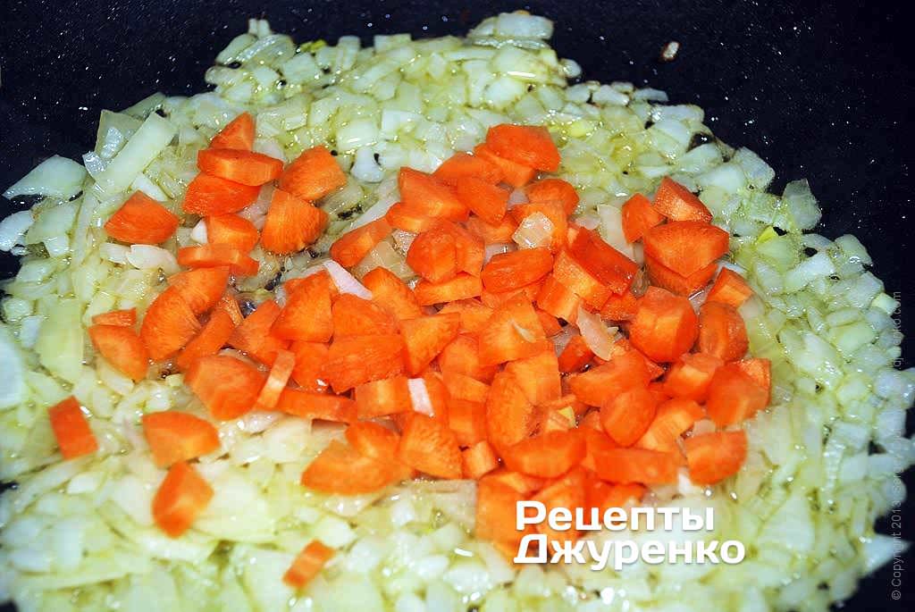 Добавить в сотейник чеснок и нарезанную морковку.