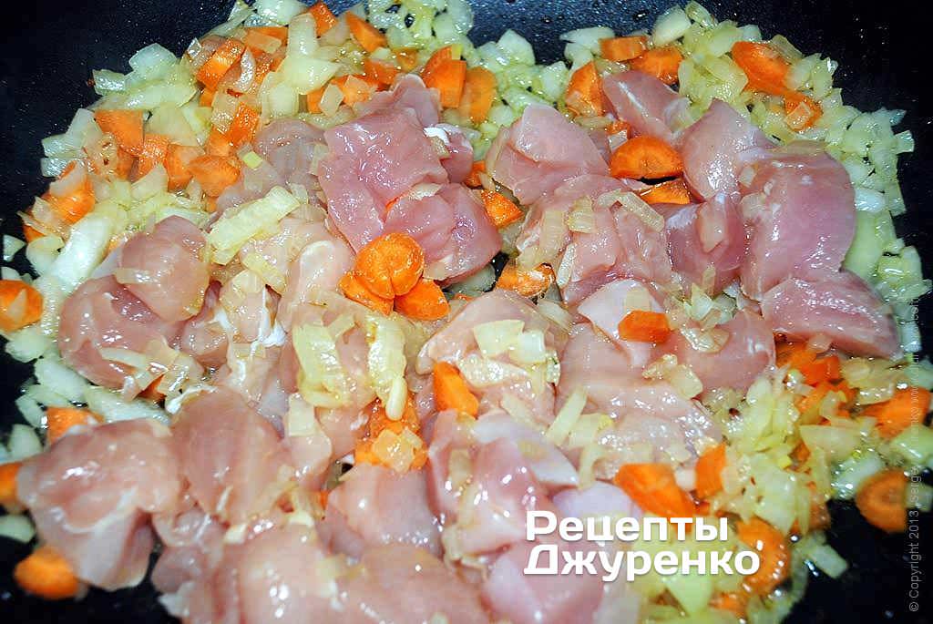 Добавит филе в сотейник, и обжаривать пока курица не побелеет.