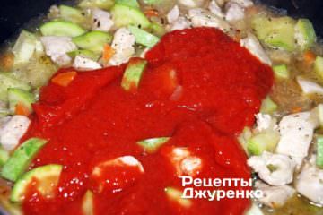 Добавить приготовленное томатное пюре и 1 ч. л. сахара.