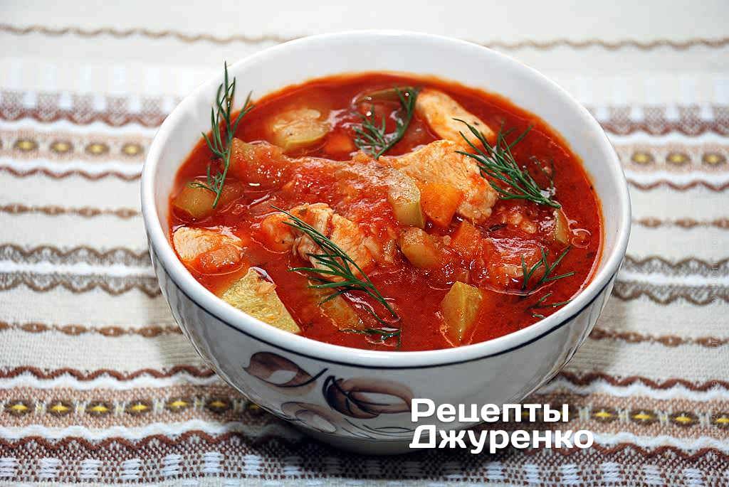 Готовий томатний суп розлити в тарілки і прикрасити свіжим кропом.