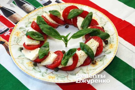 Капрезе — помидоры, моцарелла, зеленый базилик